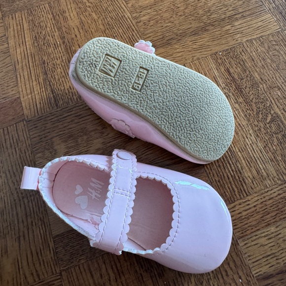 Two pairs of baby shoes for girls (A pair of ballet flats & boots sold together) - Picture 4 of 7